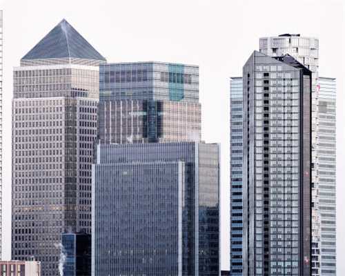 若干户外旅行者住民宿，每间客房住八人，恰好空出一间房