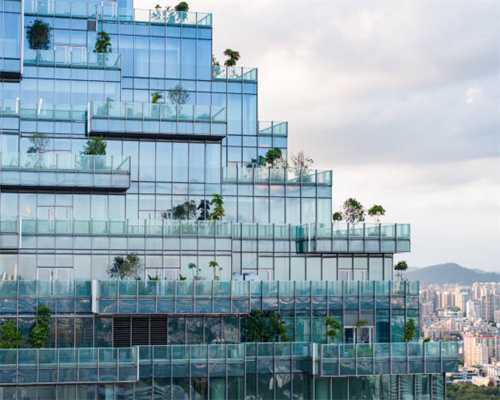 保定一商铺突然着火，洒水车秒变“消防车”