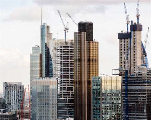 飞线充电杂物堆积 小区环境较脏乱