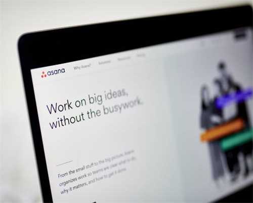 六安街头一装水泥货车失火 司机不见踪影