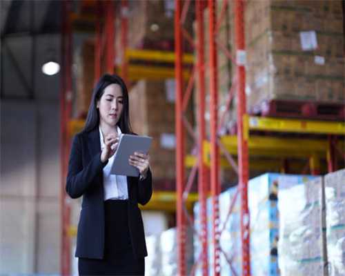 走路戴“斗笠”，不为防晒，为了防“心理阴影”