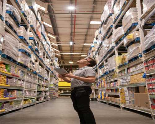 广弘控股收盘上涨1.03%，滚动市盈率24.40倍