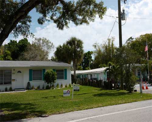 网曝张兰曾担任夜总会“妈妈桑”，被客人拿枪指，网友揭可疑点